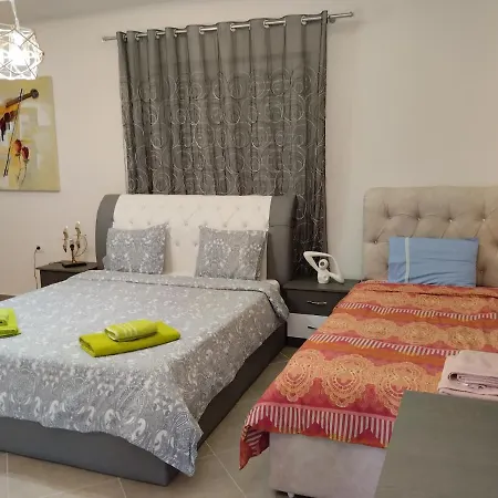 Dhoma Romantike , Qetesi Absolute * Korce
